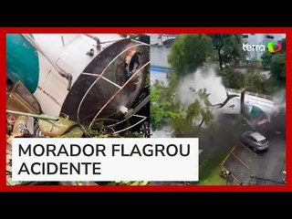 Caixa d'água de supermercado cai sobre muro e atinge carros no Recife (PE)