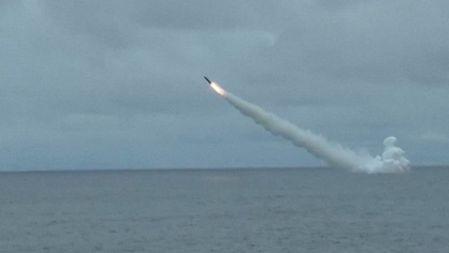 Tirs de missiles en mer : l’armée russe mène des exercices pour protéger la «Route du Nord»