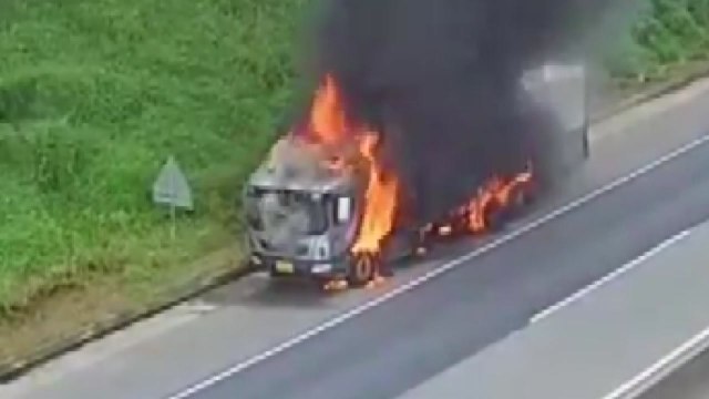 고속도로 달리던 대형 화물차 불...인명피해 없어 / YTN