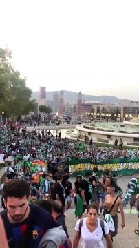 Miles de aficionados del Betis, subiendo al Estadio Lluís Companys