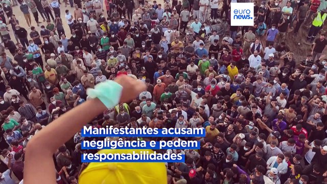 Centenas de manifestantes em Derna num protesto contra as autoridades