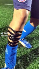 Joven sorprende con la forma inusual de protegerse en un partido de fútbol