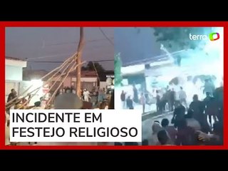 Tronco de duas toneladas tomba sobre carro de som no Ceará