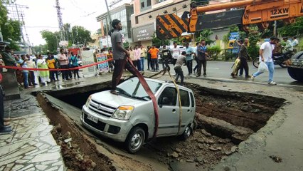Video...अशोक नगर मार्ग पर नाला धसने से दो कारें गिरी