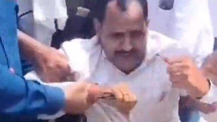 लखनऊ: जब एंटी करप्शन टीम ने रंगे हाथ पकड़ा घूसखोर लेखपाल,देखिए फिर क्या हुआ