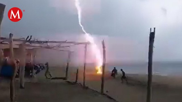 En playas de Aquila, Michoacán, dos personas impactadas por un rayo