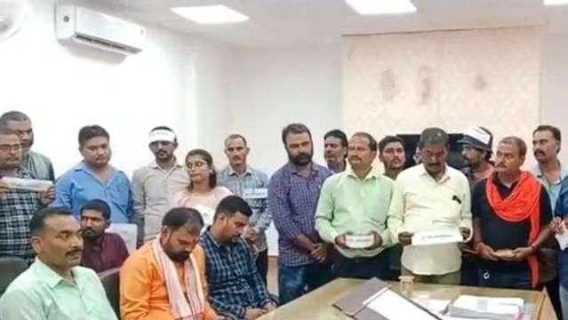 सतना: नगर निगम के मस्टर कर्मियों ने पकड़ा कटोरा, मांगी भीख