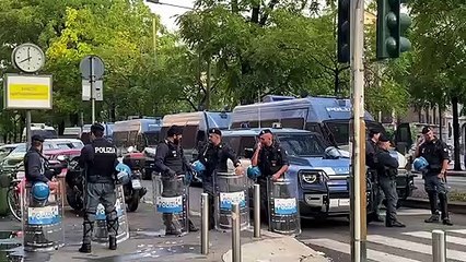 Ex cinema Splendor, polizia schierata in antisommossa per sgomberare gli studenti