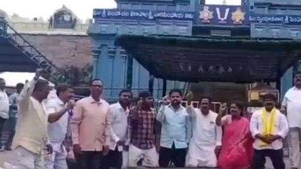 విశాఖ జిల్లా: మోకాళ్లపై నిరసన... అరెస్ట్ చేసిన పోలీసులు