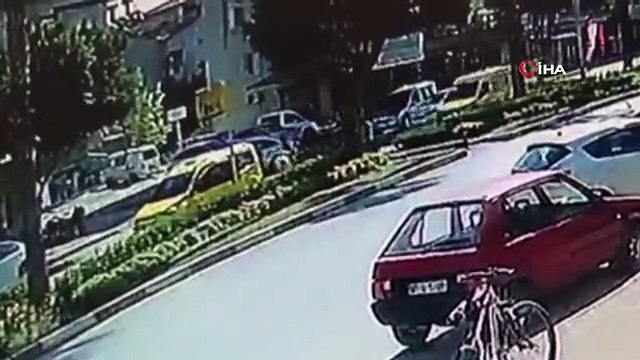 Antalya'da Yaya Geçidinde Kaza: Kadın Ticari Taksinin Aynasına Çarptı