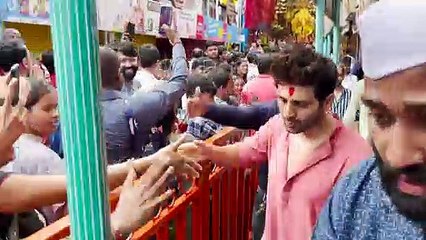 Ganesh Chaturthi 2023 Kartik Aaryan visits Lalbaugcha Raja