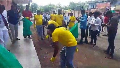 समर्पण ग्रुप ने इटारसी रेलवे स्टेशन परिसर पर की साफ-सफाई