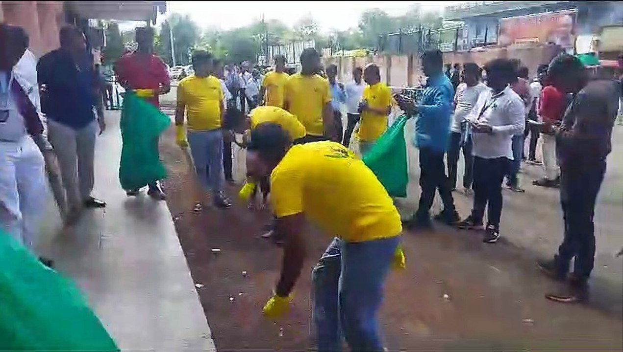 समर्पण ग्रुप ने इटारसी रेलवे स्टेशन परिसर पर की साफ-सफाई