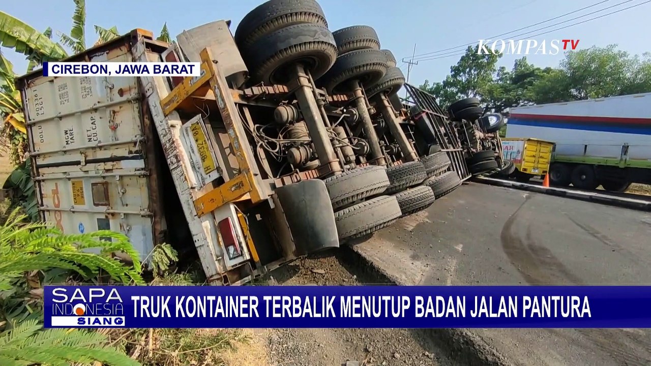 Truk Kontainer Bermuatan 25 Ton Terguling, Jalur Utama Pantura Cirebon Macet!