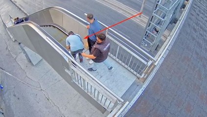 İstanbul'da yürüyen merdivene sabotaj kamerada! Amaçlarına ulaşınca utanmadan bir de "çak" yaptılar