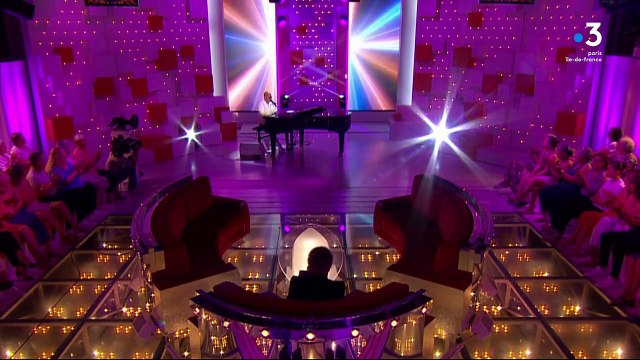 Pascal Obispo chante Sous le soleil et un medley de ses chansons dans Vivement dimanche