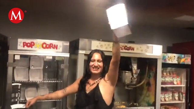 Mujeres trans y activistas saquean en la dulcería de la Cineteca Nacional