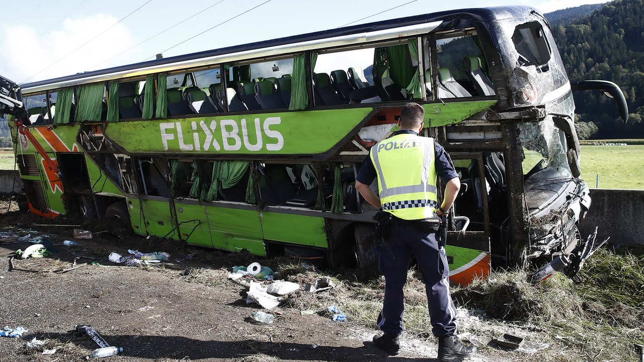 Schwerer Busunfall in Kärnten mit einer Toten und rund 20 Verletzten