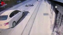 Otomobille motosikletin çarpıştığı kaza kamerada