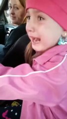 Menina ucraniana chora ao ver creche destruída por míssil russo