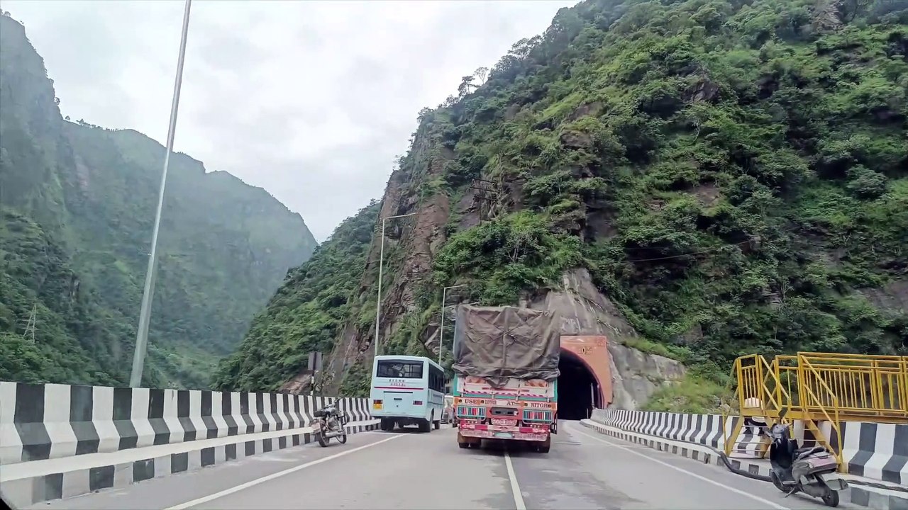 मनाली से चंडीगढ़ हाईवे के ताज़ा हालात, Tourists are now coming- Volvo, buses till Manali (Patlikuhl)