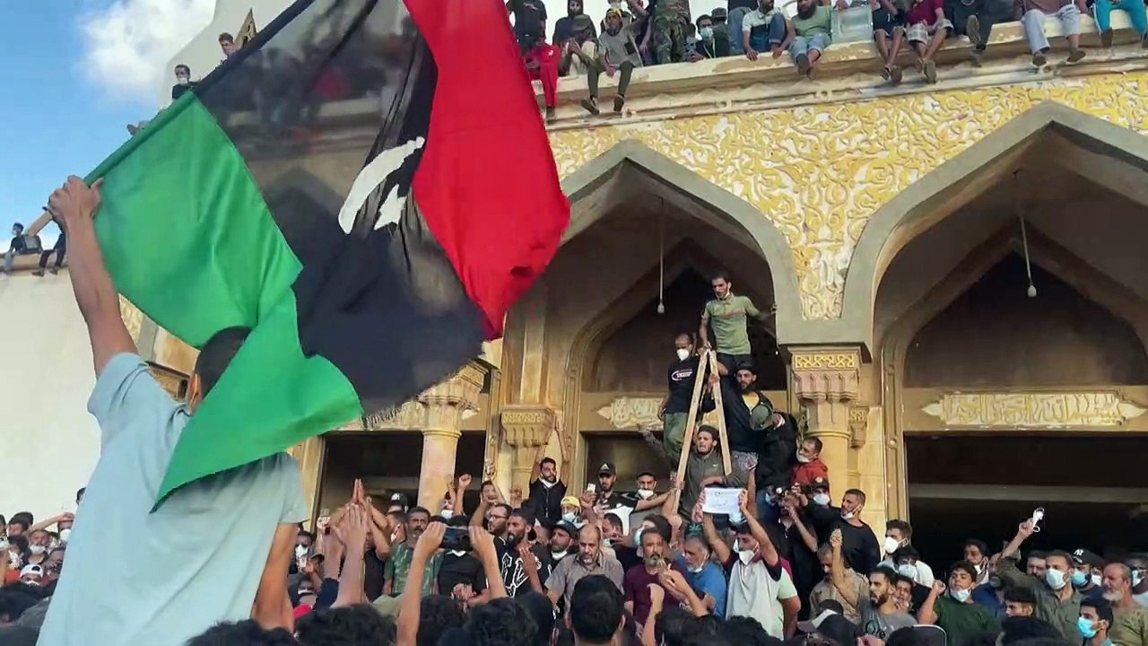 سكان درنة يطالبون بمحاسبة المسؤولين بعد الفيضانات المدمّرة