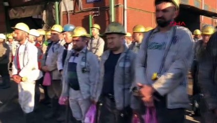 MADENDE ÖLEN ARKADAŞLARINI ANIP MESAİYE BAŞLADILAR