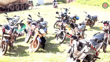 Région -Man /La société minière d’Ity offre des casques à des motocyclistes de Zouan-Hounien