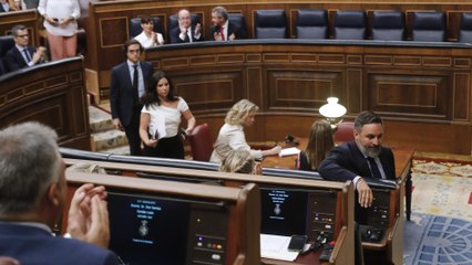 Los diputados de Vox se marchan del pleno y dejan los pinganillos en el escaño de Sánchez