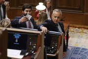 Los diputados de Vox abandonan el Pleno del Congreso y dejan sus pinganillos en el escaño de Sánchez