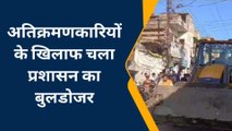 इटावा: अतिक्रमण करने वालों पर चला प्रशासन का बुलडोजर, दुकानों पर हुई कार्रवाई