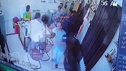 Viral Video: छात्र से लगवाई उठक-बैठक तो गुस्सा गया पिता, प्रिंसिपल ऑफिस में घुसकर टीचर को पीटा