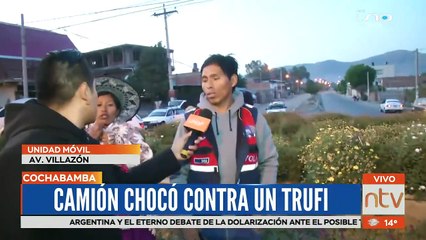 Aparatoso accidente entre un minibús y un camión en la avenida Villazón