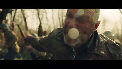 Al otro lado del río y entre los arboles Tráiler