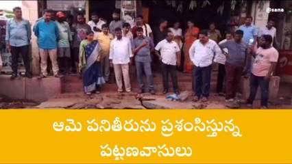 భద్రాద్రి కొత్తగూడెం: మిషన్ భగీరథ పైపులైను పగలడంతో అక్కడే నిల్చుని పని పూర్తి చేయించిన హరిప్రియ
