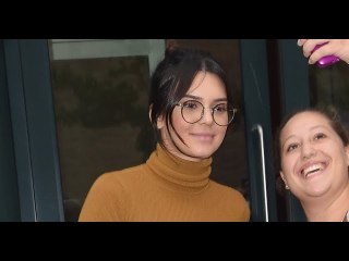 Les lunettes de vue inutiles ? Une influenceuse affirme corriger la vision sans !