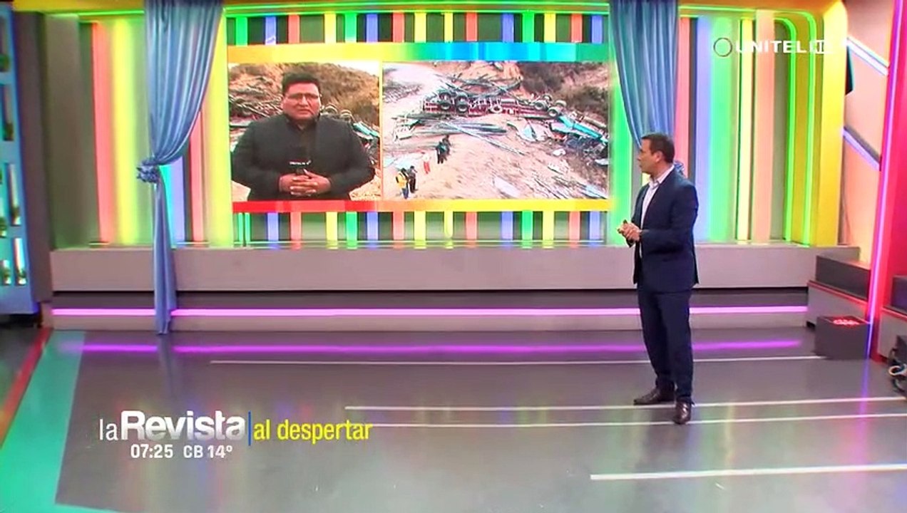 Triple colisión: Tráiler impactó con dos vehículos, uno salió expulsado hacia el barranco y otro quedó volcado