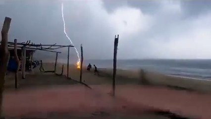 Meksika’da plajda 2 kişi üstlerine düşen yıldırımla hayatını kaybetti