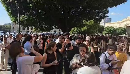 Azerbaycan'ın Karabağ operasyonunu başlatmasının ardından Erivan'da parlamento binası önünde protestolar: Hain Nikol