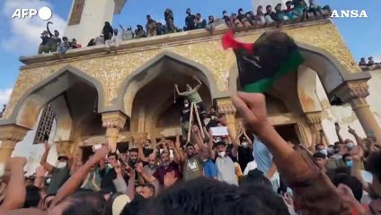 Inondazioni in Libia, in centinaia a Derna dimostrano contro il governo dell'est