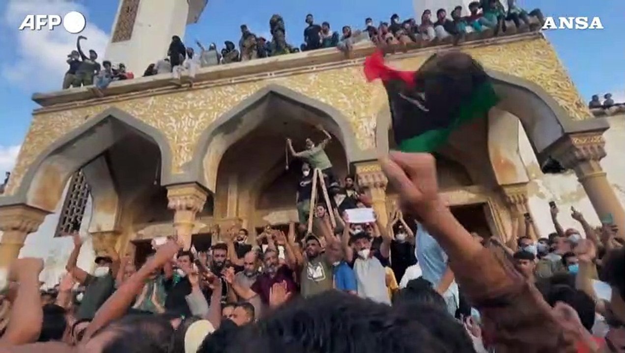 Inondazioni in Libia, in centinaia a Derna dimostrano contro il governo dell'est