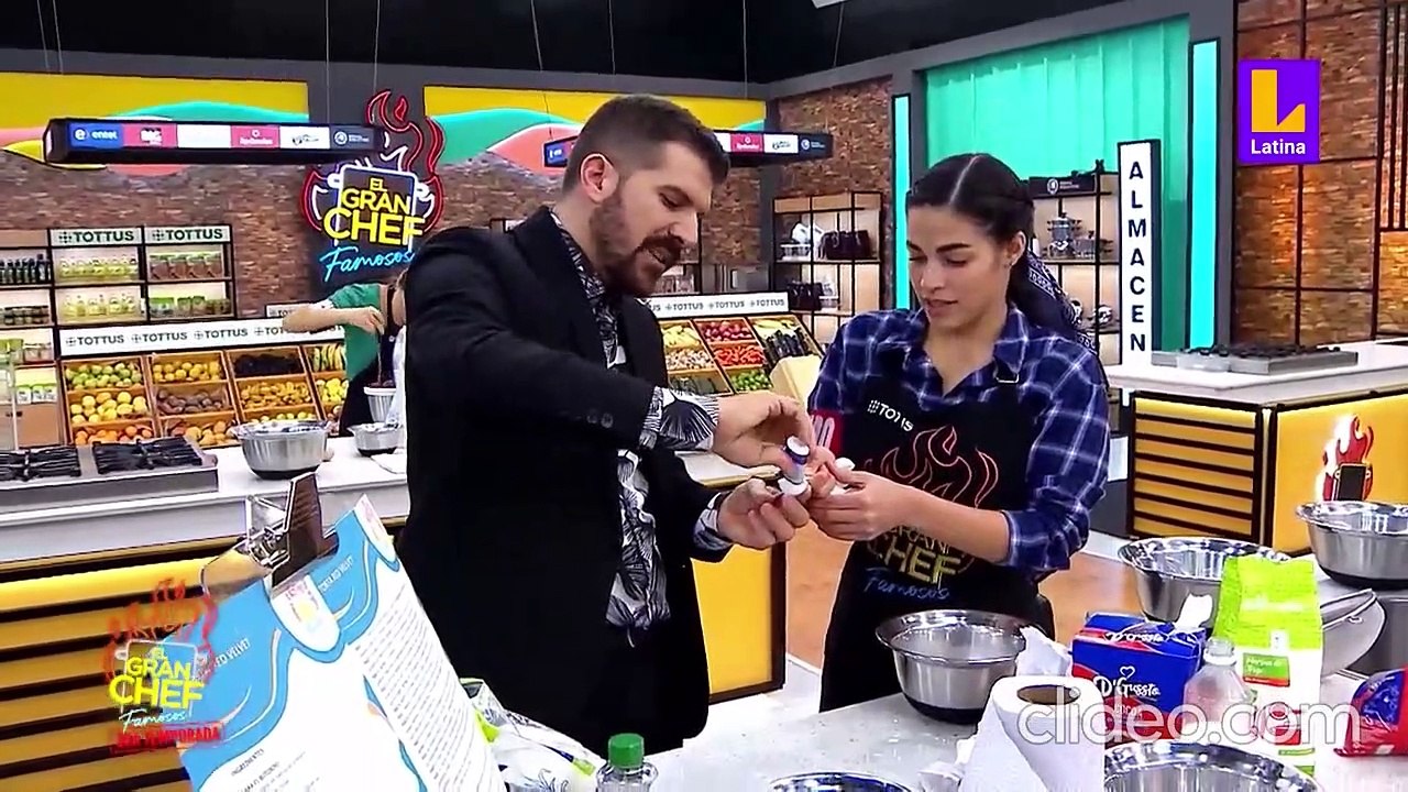José Peláez jugando con tinta comestible en 'El Gran Chef Famosos'.