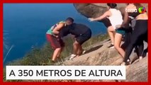Homens brigam durante sessão de fotos na Pedra do Telégrafo (RJ)