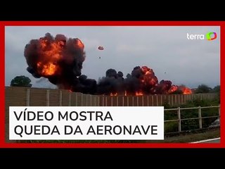 Avião militar cai, atinge carro e mata criança de 5 anos na Itália