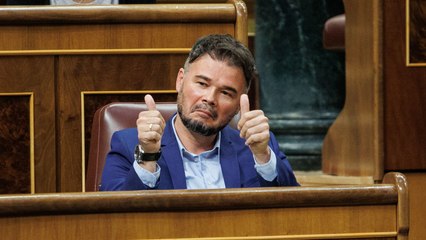 Rufián bromea con el inglés para que no se note su bajo nivel de catalán en el Congreso