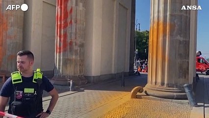 Clima: Berlino, attivisti  spruzzano vernice sulla Porta di Brandeburgo