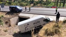 Amasya'da hafif ticari araç menfeze devrildi, sürücü yaralandı
