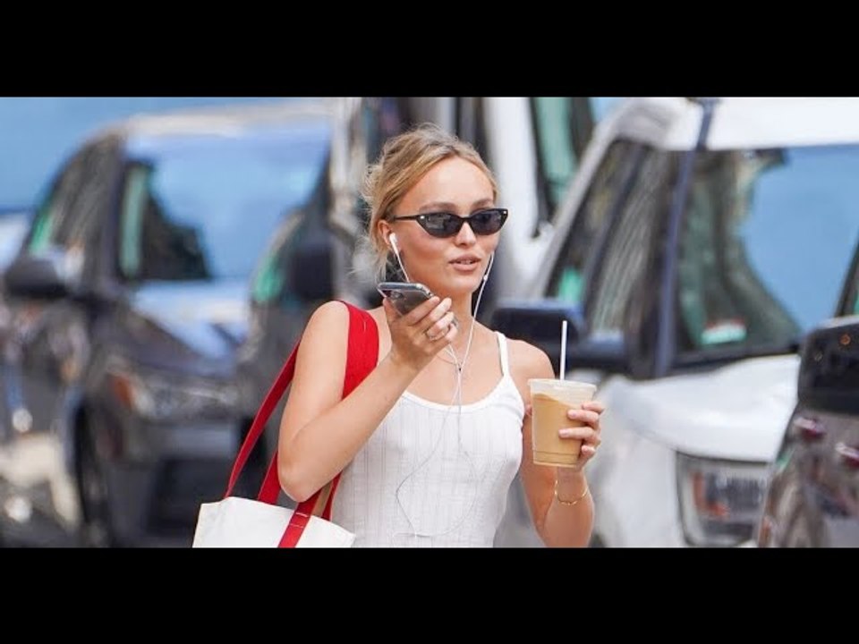 Automne-hiver 2023 : Ces chaussures controversées remplacent les ballerines, Lily-Rose Depp a eu une