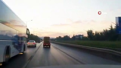 Otomobil üzerinde saman balyası taşıdı