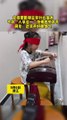 女孩蒙著眼睛彈古箏，真是太厲害了！Girl played the guzheng blindfolded.